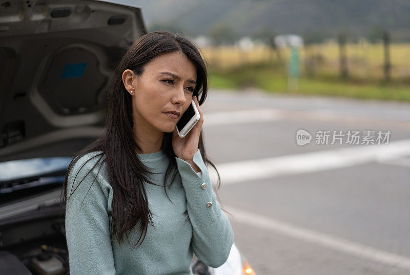 年轻漂亮的女人打电话给她的保险公司请求路边救助