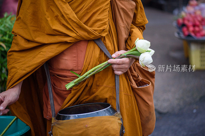 泰国和尚用荷花祈福