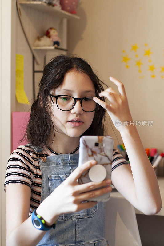 年轻女孩戴着眼镜自拍的肖像