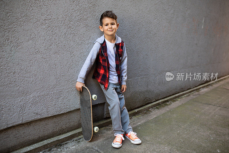 一个男孩的滑板库存照片