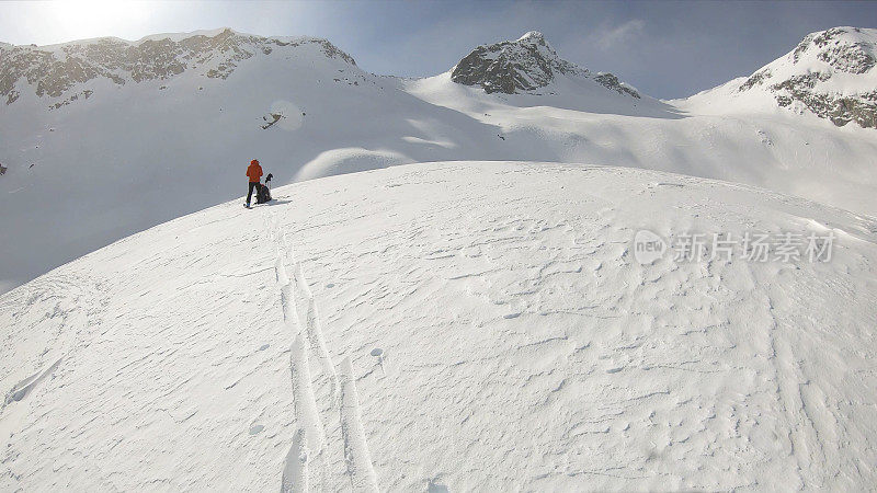 女野外滑雪者准备上山