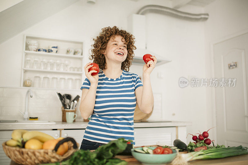 摆弄食物的漂亮姑娘