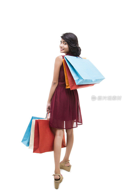 漂亮的印度年轻女子与购物袋库存照片