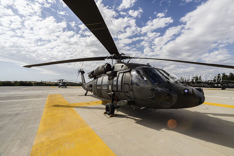 UH-60西科斯基黑鹰军用直升机正在停机坪