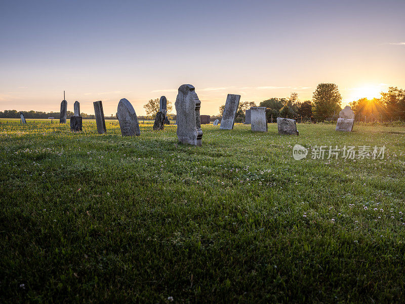 加拿大安大略省西南部黎明时分的老墓地