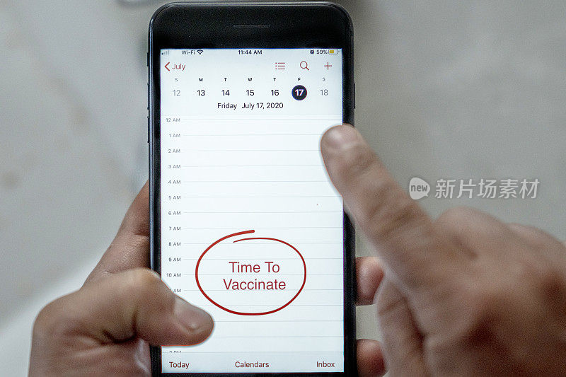 在智能手机上预约接种疫苗的时间