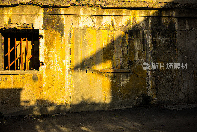 古老的黄色墙壁和影子