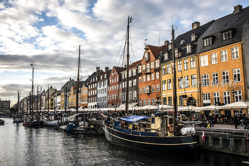 丹麦哥本哈根尼哈芬区运河码头的彩色建筑