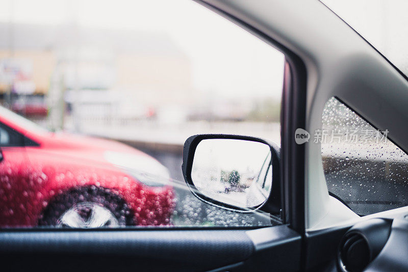 从司机的角度看，雨滴落在车窗上