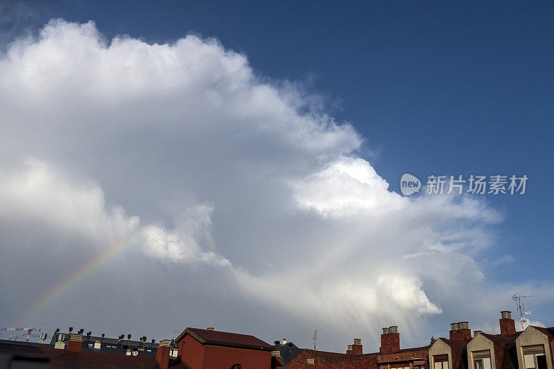 城市上空的雷雨