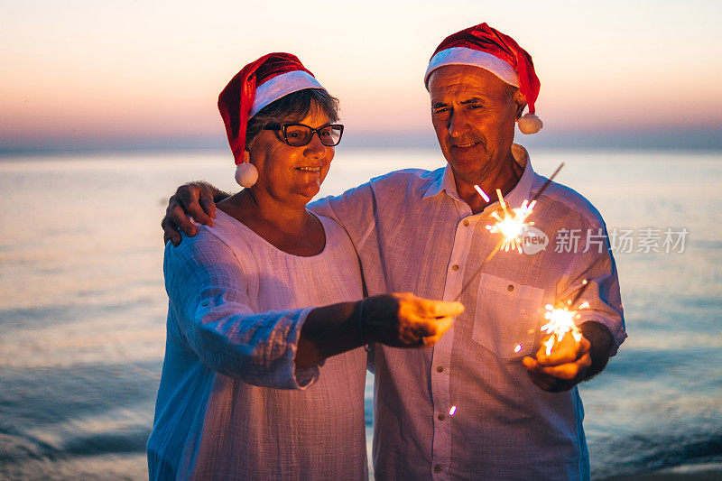 一对成熟的情侣在海滩上庆祝圣诞节