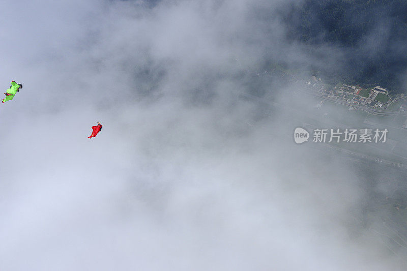 翼装飞行员在晴朗的天空中滑翔