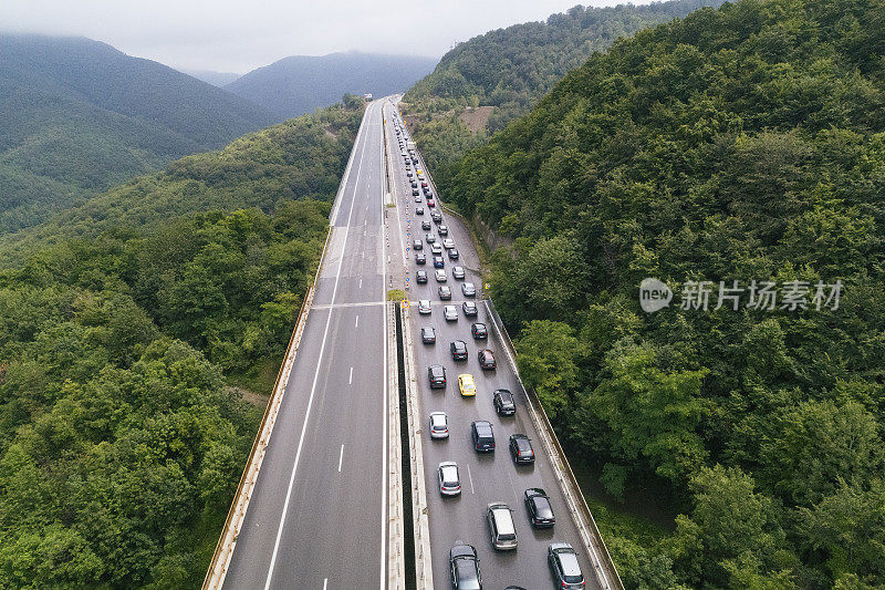 在高峰时间开车穿过交通堵塞。2019冠状病毒病大流行期间，首都城市入口处出现严重交通堵塞的公路桥鸟瞰图。忙碌的生活，俯视图，城市景观。