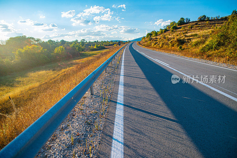 蜿蜒的道路在老山或斯达拉平原的乡间穿行