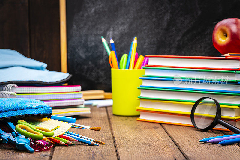 回到学校:彩色的学习用品拍摄在木桌上。
