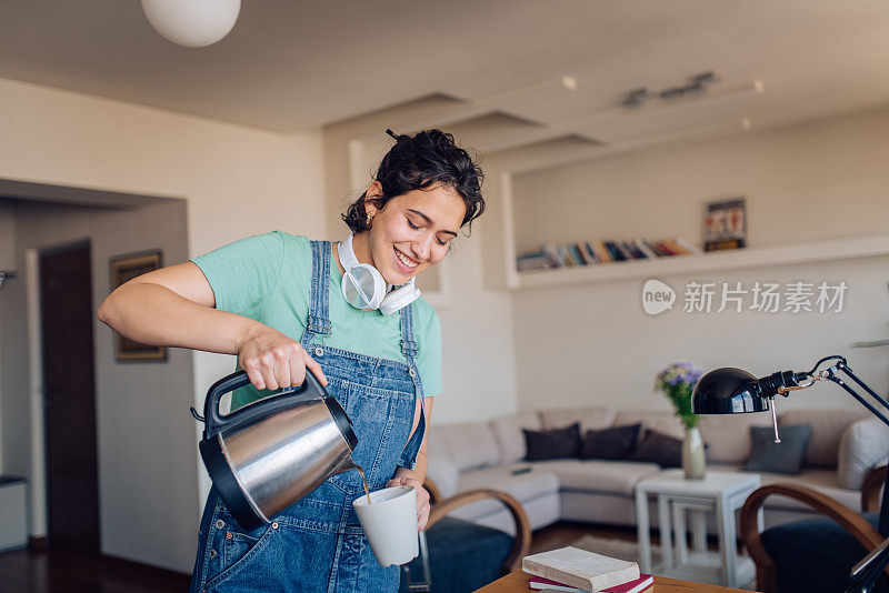 一个年轻女人在清晨煮咖啡的肖像