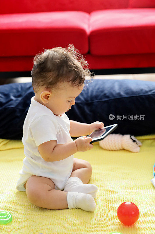 女婴正在用手机