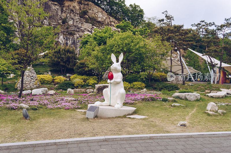 抱川艺术谷的白兔手持红色郁金香雕塑
