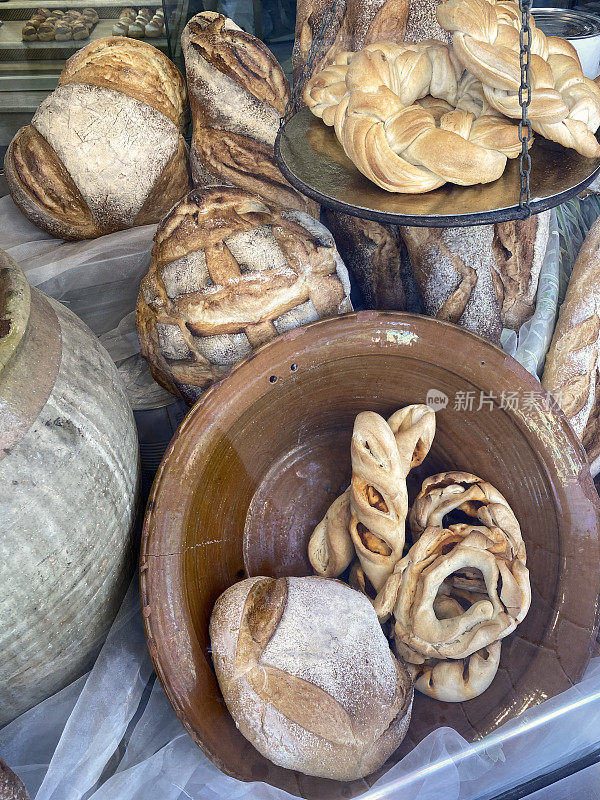 面包店橱窗展示的手工面包