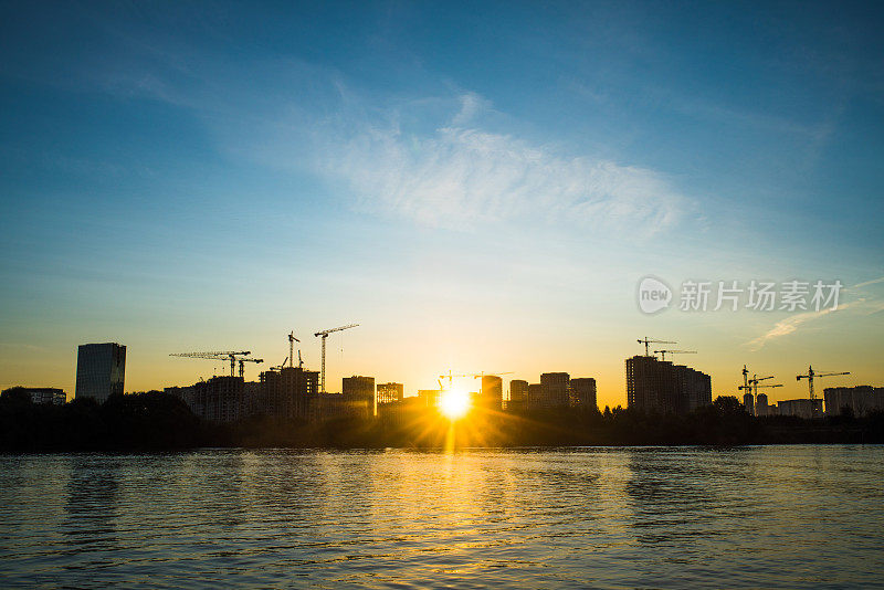 清晨建筑工地和城市天际线的剪影