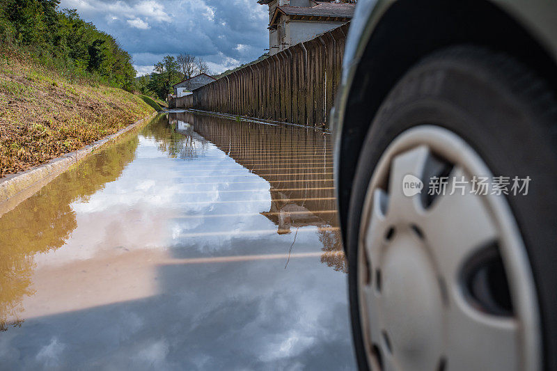 道路被脏水淹没