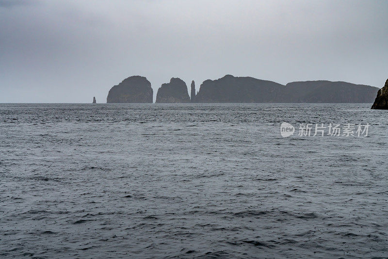 角豪伊，鹰颈海岸悬崖在塔斯曼国家公园保护区，阿瑟港，澳大利亚塔斯马尼亚