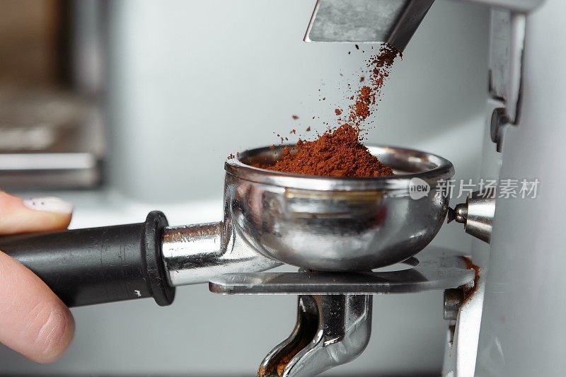 咖啡研磨机研磨新鲜烘焙的咖啡豆成粉