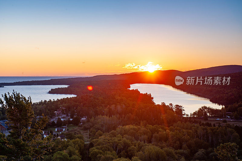 美国密歇根州铜港布罗克威山瞭望台上的芬妮湖的日出景色