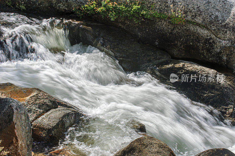 山溪瀑布在岩石上