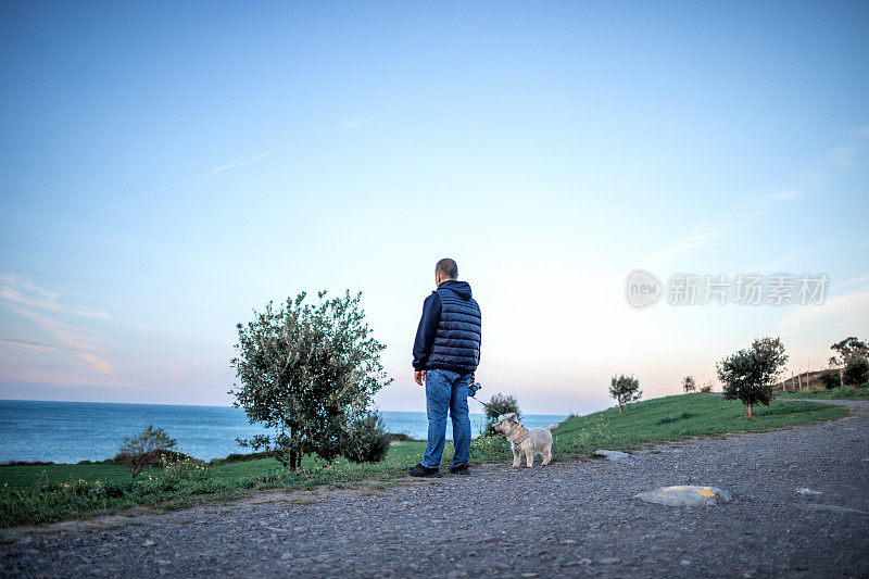 在海边漫步