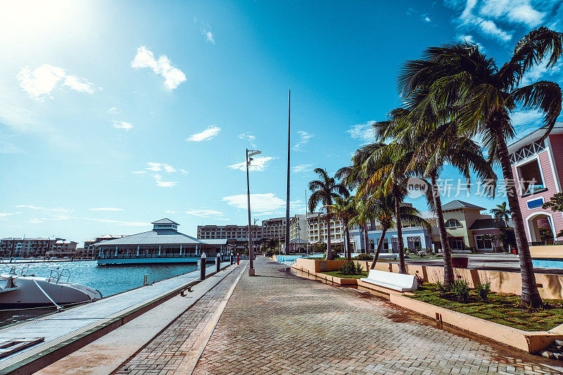 码头附近的码头与度假村在维拉德罗，古巴