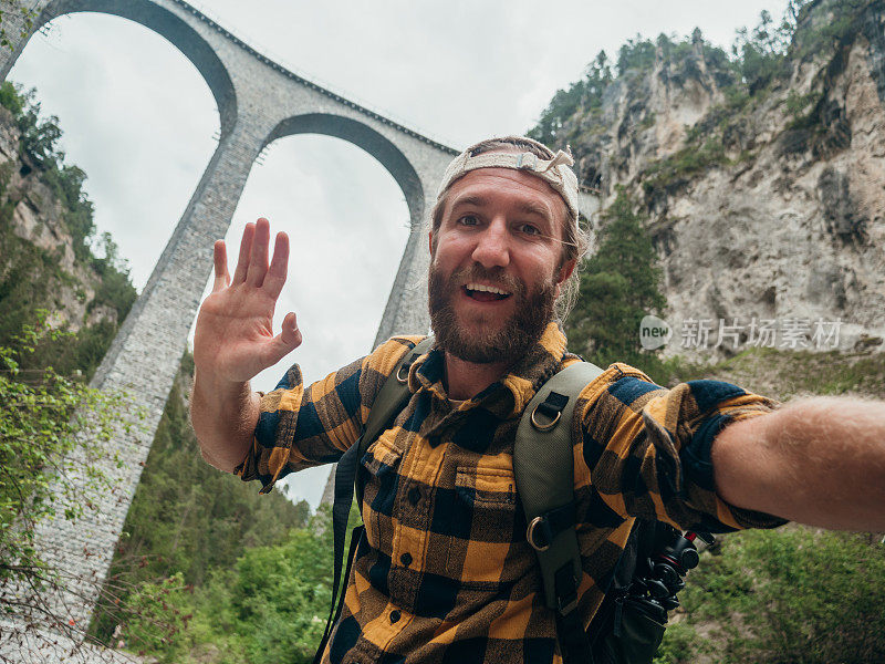 男子在瑞士著名的高架桥下自拍