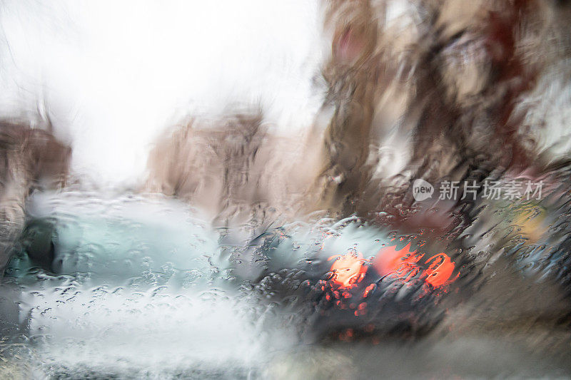 车窗玻璃在雨天，背景-汽车挡风玻璃在下雨时熄火
