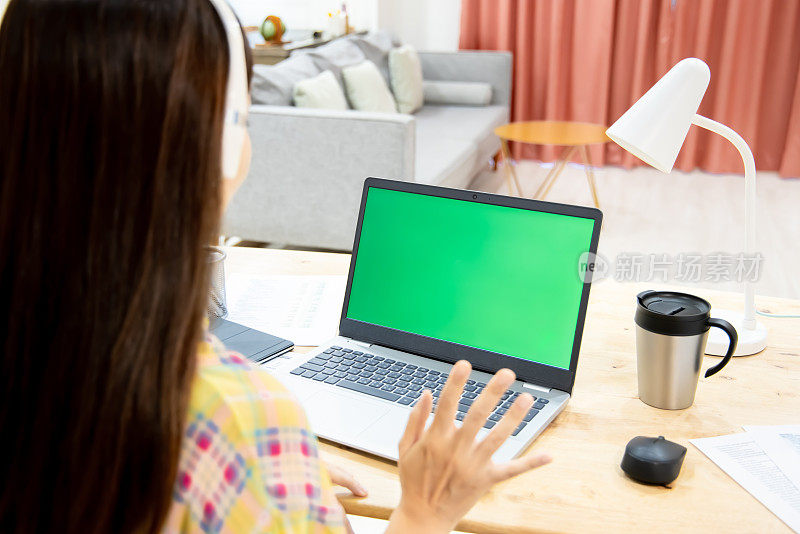 女人和绿屏平板电脑