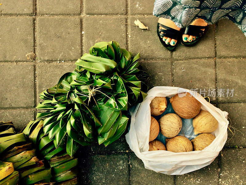巴厘岛乌布市场出售椰子和绿色蔬菜