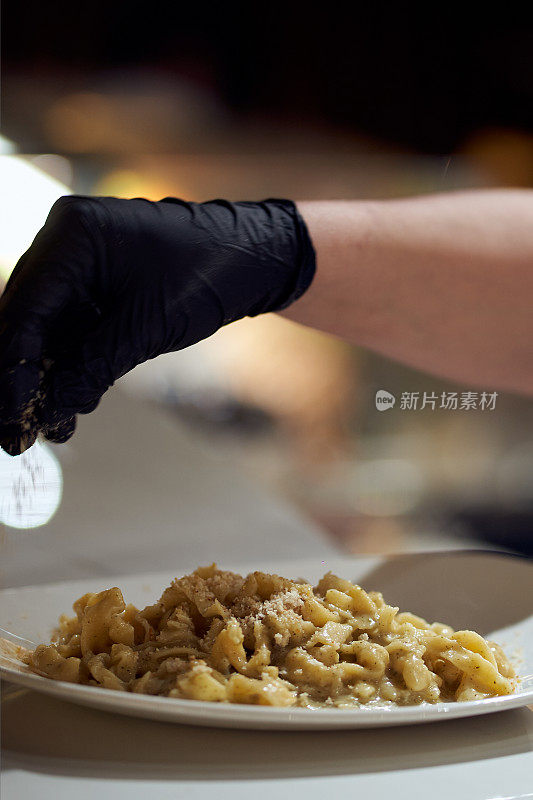 意大利厨房大师，厨师在餐厅烹饪传统意大利食物