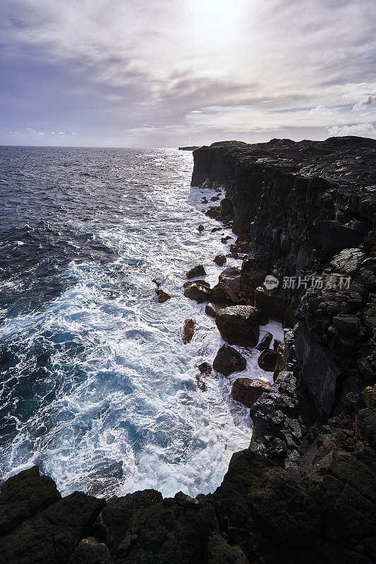 海浪拍打岩石海岸的鸟瞰图