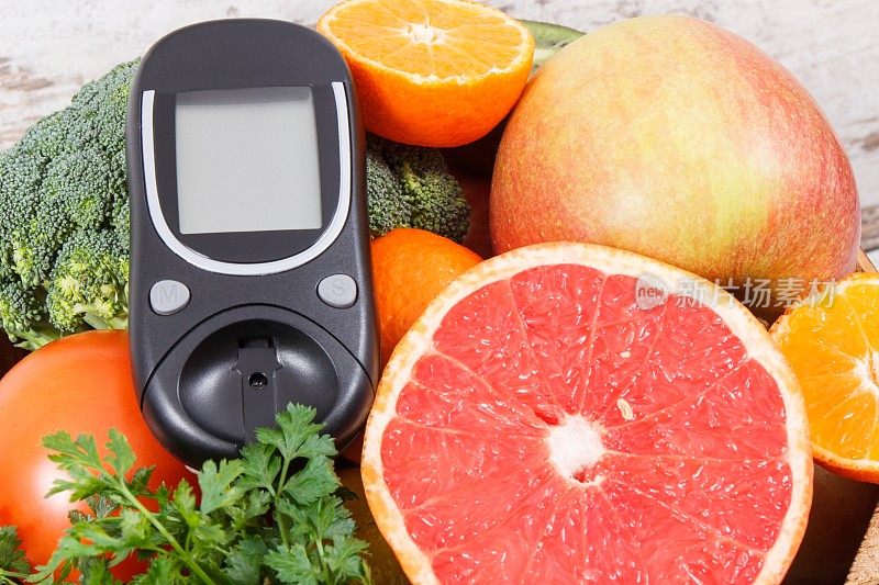测量血糖水平和天然水果蔬菜。糖尿病和含有矿物质和维生素的营养食物