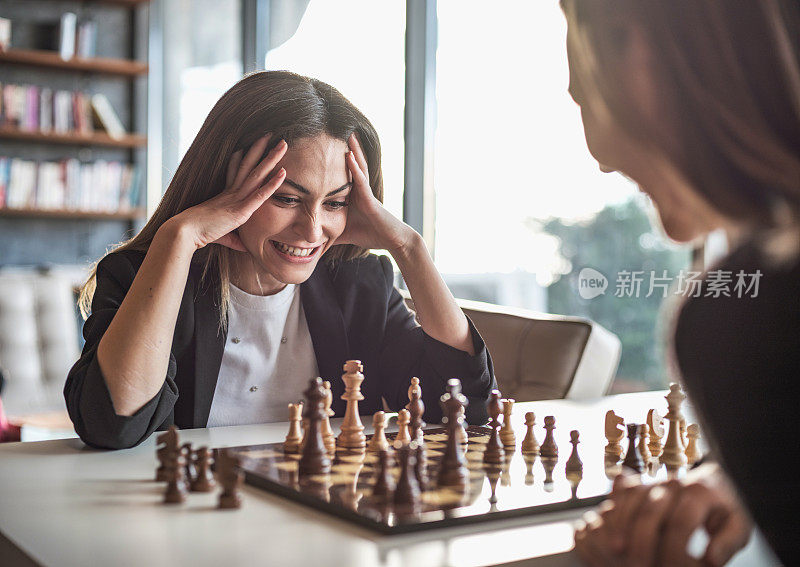 职场女性在办公室下棋，竞争和战略概念