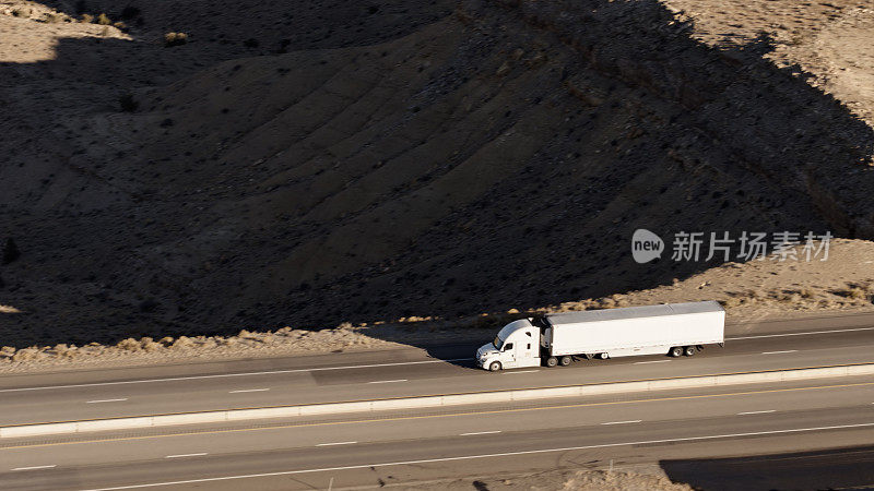 犹他州高速公路上的卡车-空中