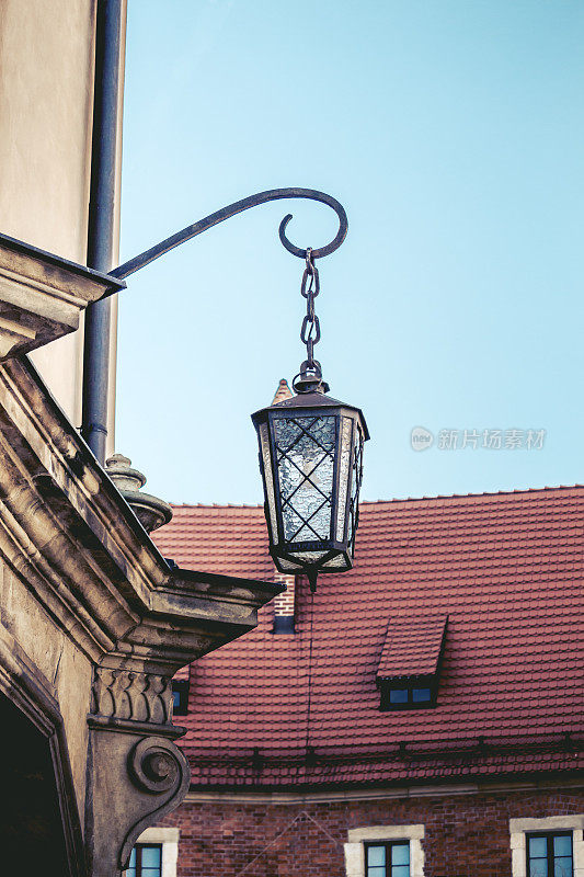 古老的灯笼，中世纪的街灯以克拉科夫的街灯为背景。波兰