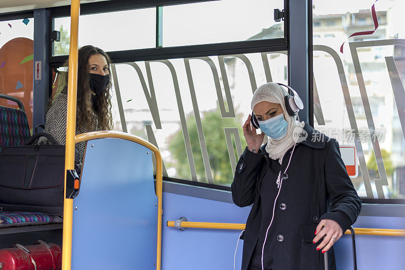 穆斯林妇女乘坐公共交通工具去上班。