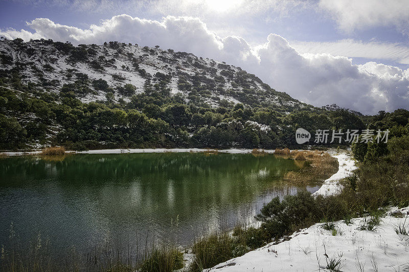 马略卡岛和Tramuntana山区人工湖上的雪