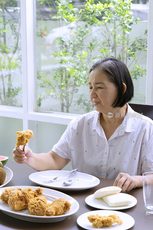 年长的女人呆在家里。