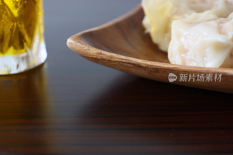 中国蒸虾饺，用薄面饼包着，叫做烧卖。