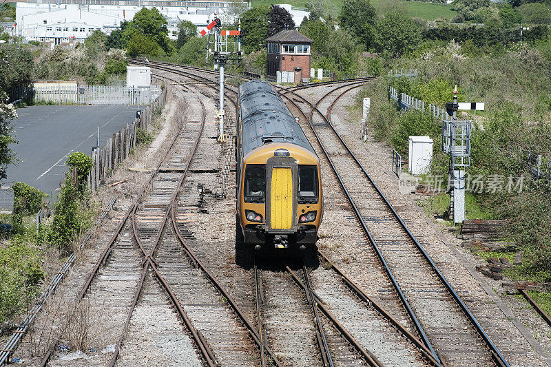 通用柴油动力铁路站在英国乡村。
