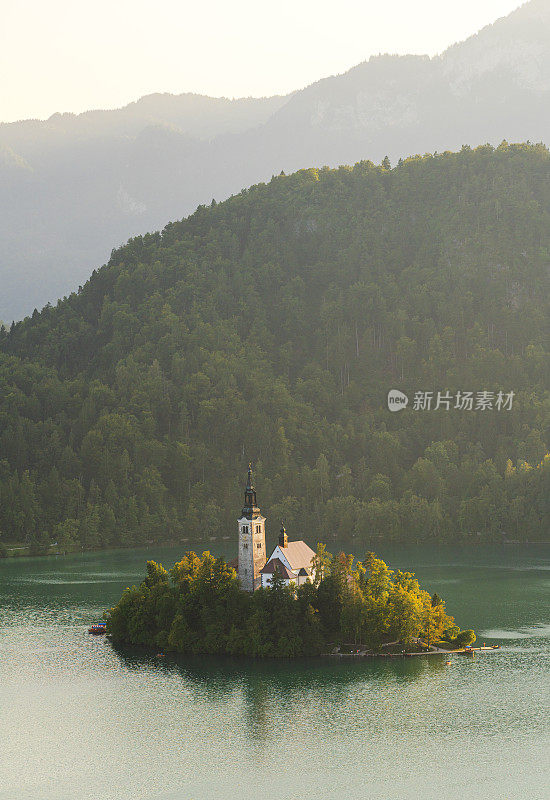 欧洲斯洛文尼亚布莱德市附近布莱德湖的圣玛丽亚教堂的风景