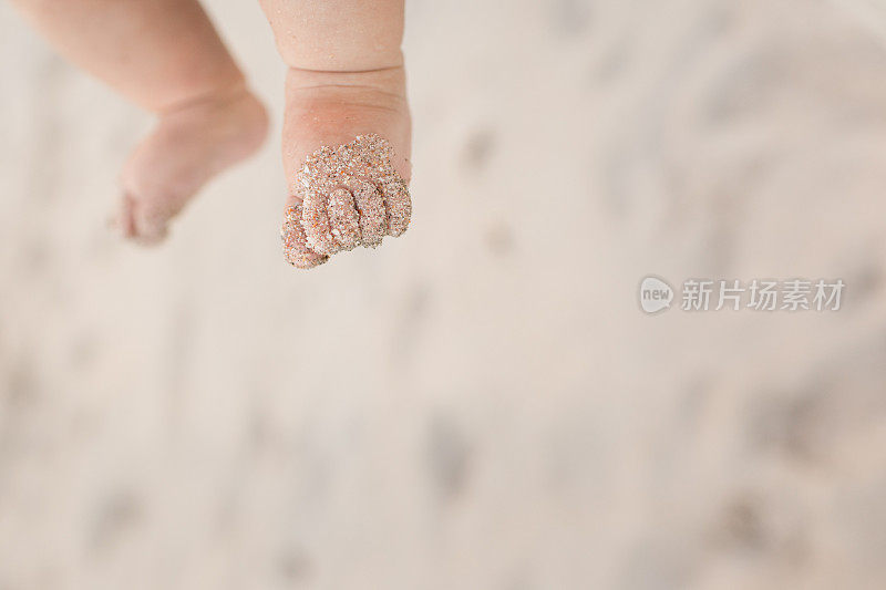 佛罗里达州德尔雷海滩的沙滩上的桑迪婴儿脚趾
