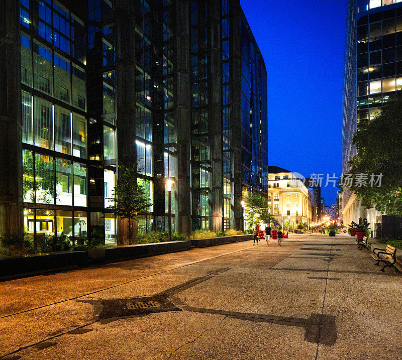 夏日夜晚，渥太华市中心的斯帕克斯市街景