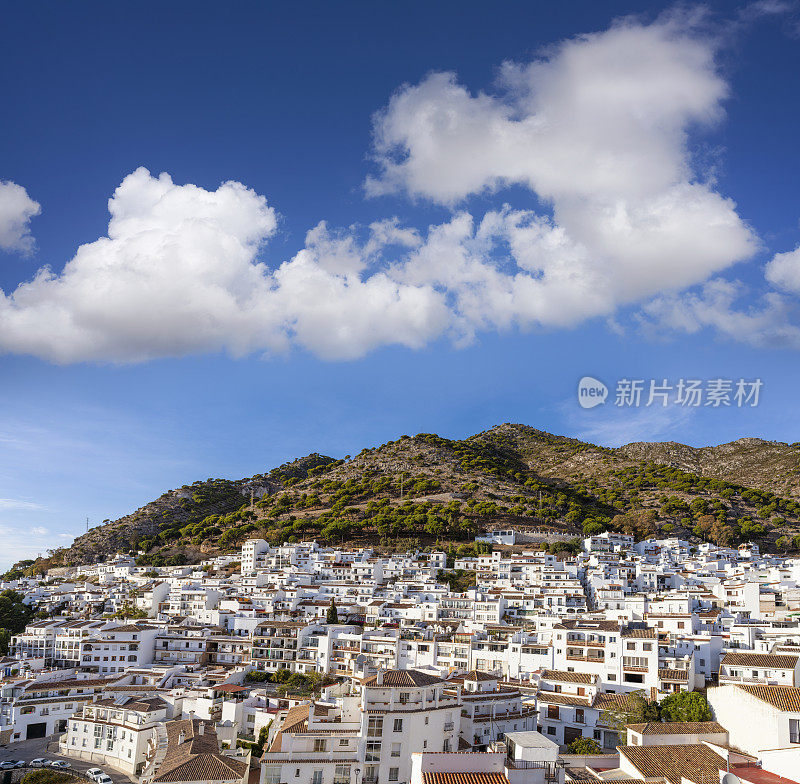 太阳海岸美丽的地中海的Mijas村庄的天际线